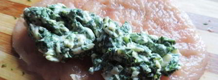 куриные рулетики со шпинатом под сметанно-томатным соусом. Шаг 8