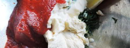 куриные рулетики со шпинатом под сметанно-томатным соусом. Шаг 10