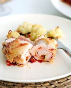 Куриные рулеты с жареными перцами, прошутто и моцареллой