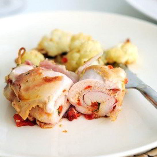 Рецепт куриных рулетов с жареными перцами, прошутто и моцареллой