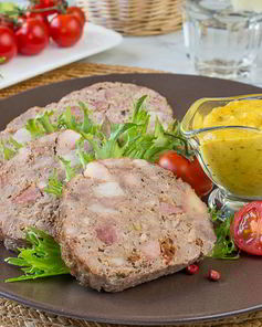 Мясной рулет с копченой грудинкой