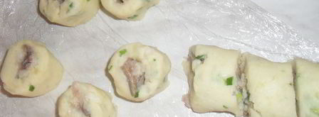 огуречные рулеты с картофельно-селедочной начинкой. Шаг 4