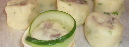 огуречные рулеты с картофельно-селедочной начинкой. Шаг 5