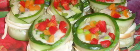 огуречные рулеты с картофельно-селедочной начинкой. Шаг 6