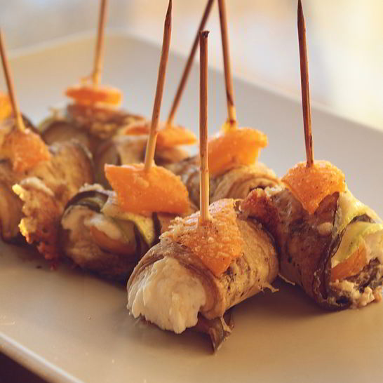 Рецепт овощных рулетиков с козьим сыром и пармезаном