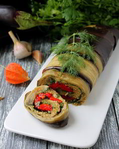 Рулет из баклажанов и запеченного перца