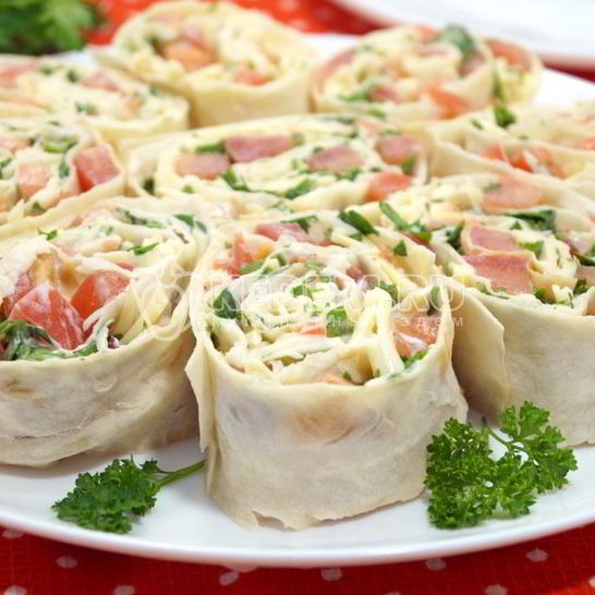 Рецепт рулета из лаваша с помидорами сыром