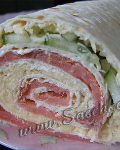 Рулет из лаваша с сыром, огурцом и семгой