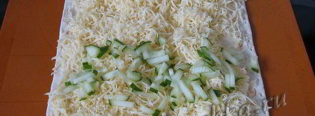 рулет из лаваша с сыром, огурцом и семгой. Шаг 2