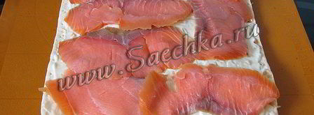 рулет из лаваша с сыром, огурцом и семгой. Шаг 4