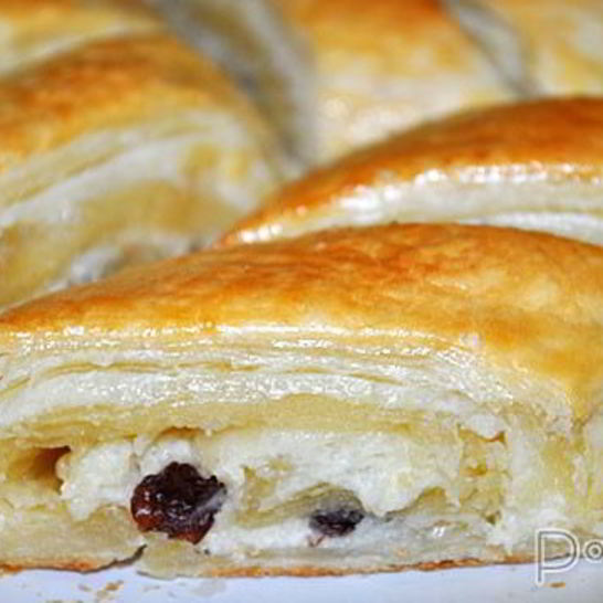 Рецепт рулета из слоеного теста с творогом