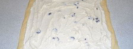 рулет из слоеного теста с творогом. Шаг 2