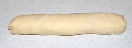 рулет из слоеного теста с творогом. Шаг 3