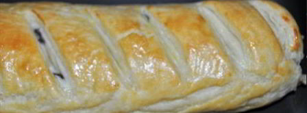 рулет из слоеного теста с творогом. Шаг 5