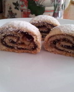 Рулет с финиковым наполнителем и орехами