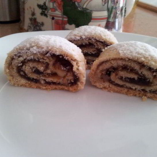 Рецепт рулета с финиковым наполнителем и орехами