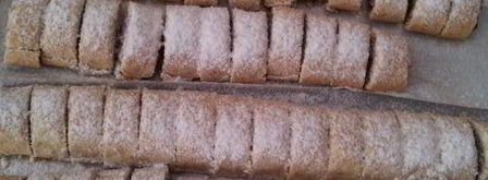 рулет с финиковым наполнителем и орехами. Шаг 12