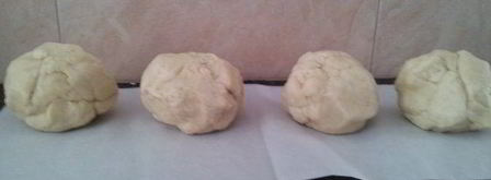 рулет с финиковым наполнителем и орехами. Шаг 3