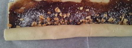 рулет с финиковым наполнителем и орехами. Шаг 8