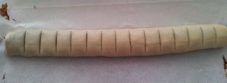 рулет с финиковым наполнителем и орехами. Шаг 10