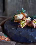 Рулетики из бекона с авокадо