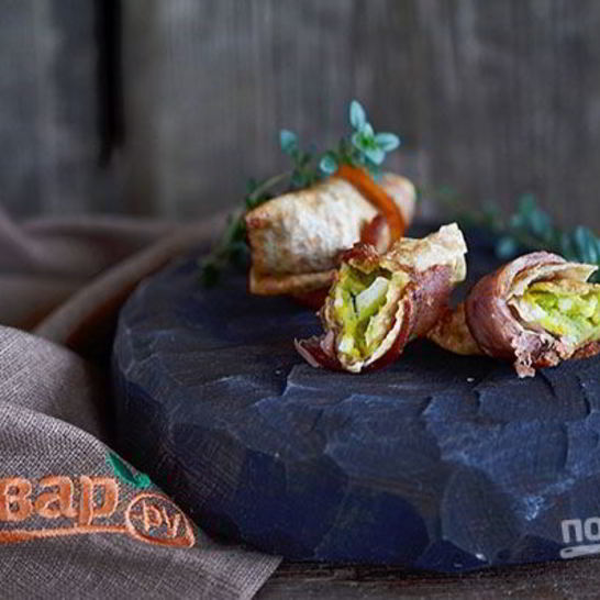 Рецепт рулетиков из бекона с авокадо