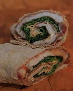 Рулетики из лаваша с курицей, ветчиной и шпинатом