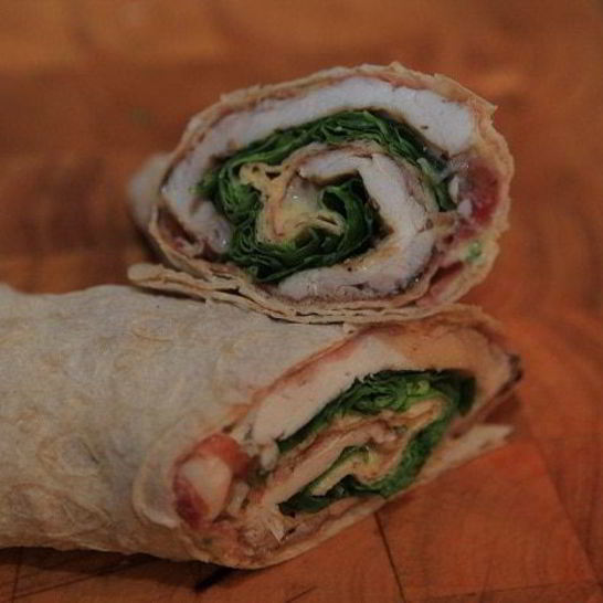 Рецепт рулетиков из лаваша с курицей, ветчиной и шпинатом