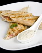 Рулеты из лосося, рикотты и зелени