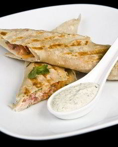 Рулеты из лосося, рикотты и зелени