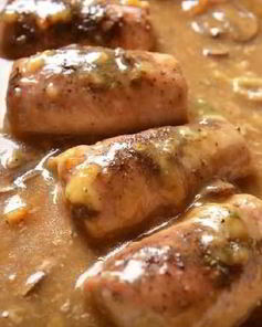 Рулеты из свинины в сметанном соусе