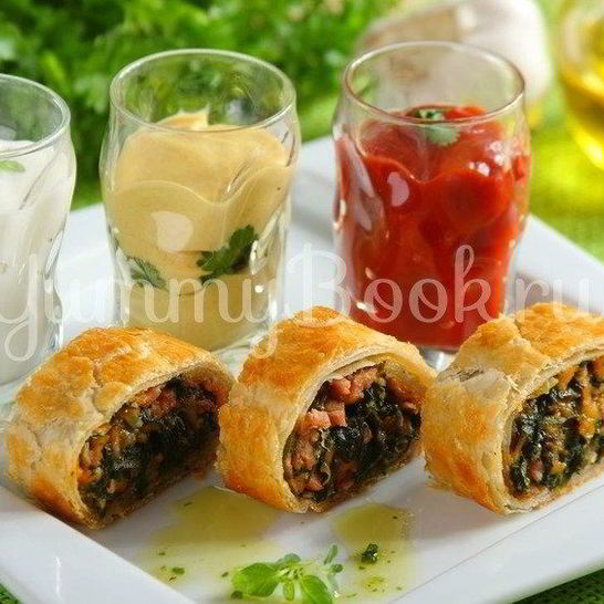 Рецепт слоеного рулета со шпинатом и ветчиной