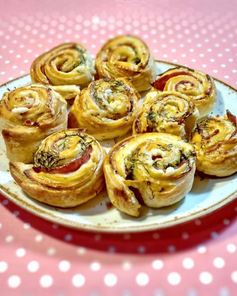 Слоеные рулетики с ветчиной и сыром