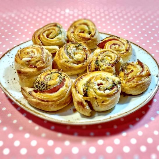 Рецепт слоеных рулетиков с ветчиной и сыром