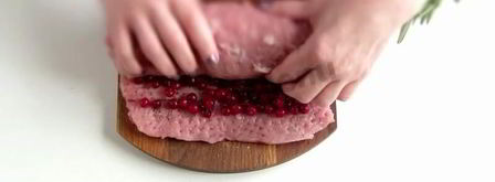 свиной рулет с клюквой. Шаг 9