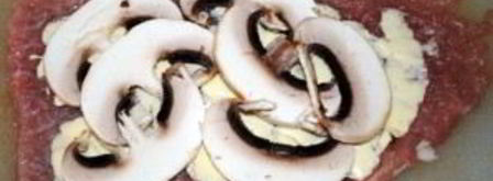 свиные рулетики с грибами и сыром. Шаг 6