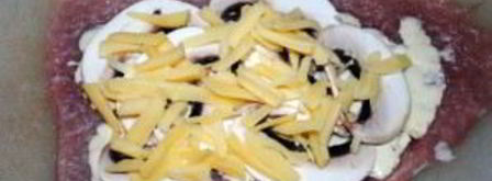 свиные рулетики с грибами и сыром. Шаг 7
