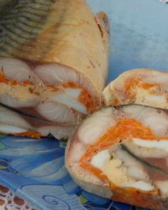 Закусочный рулет из скумбрии с морковью