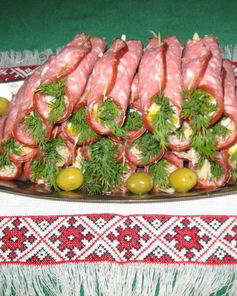 Закусочные рулеты из колбасы с сыром