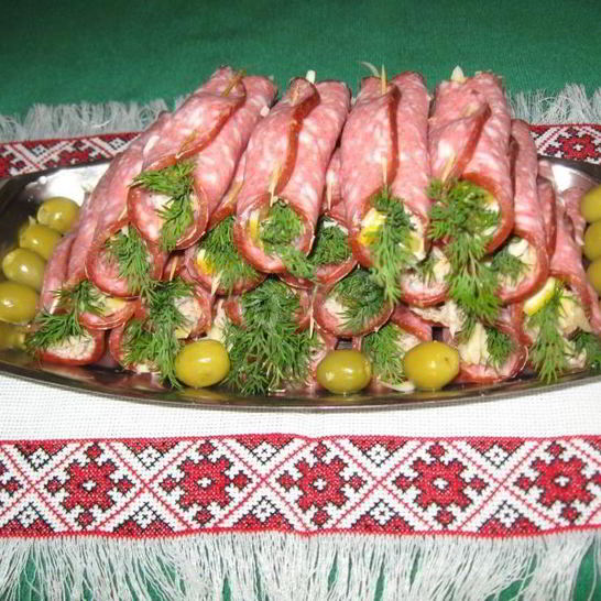 Рецепт закусочных рулетов из колбасы с сыром