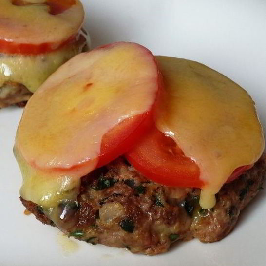 Рецепт сочных биточков, запеченых с сыром и помидорами