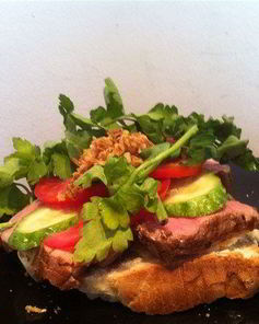 Датский открытый сэндвич с ростбифом