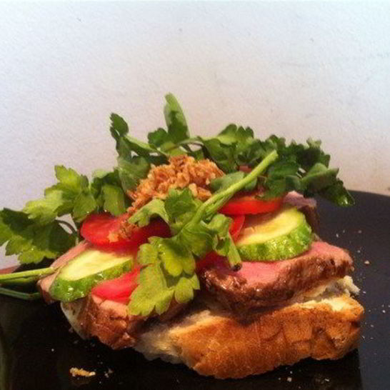 Рецепт датского открытого сэндвича с ростбифом