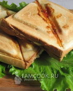 Горячие сэндвичи с колбасой, сыром и помидорами