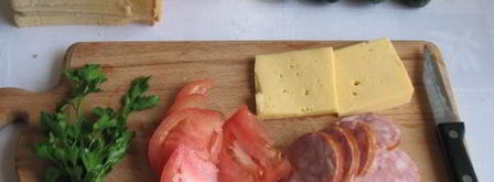 горячие сэндвичи с колбасой, сыром и помидорами. Шаг 4