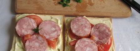 горячие сэндвичи с колбасой, сыром и помидорами. Шаг 5