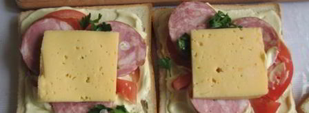 горячие сэндвичи с колбасой, сыром и помидорами. Шаг 6