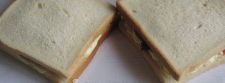 горячие сэндвичи с колбасой, сыром и помидорами. Шаг 7