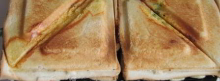 горячие сэндвичи с колбасой, сыром и помидорами. Шаг 8