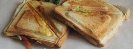 горячие сэндвичи с колбасой, сыром и помидорами. Шаг 9